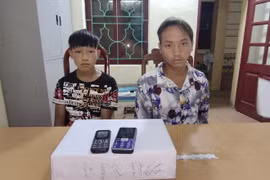 Hai đối tượng là Mùa A Phông và Sùng A Dếnh cùng trú tại xã Xa Dung, huyện Điện Biên Đông, tỉnh Điện Biên cùng tang vật tại cơ quan Công an. (Ảnh: TTXVN phát)