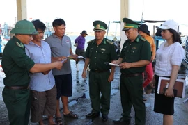 Các cán bộ, chiến sỹ Đồn biên phòng tuyên truyền bầu cử. (Ảnh minh họa: Phạm Cường/TTXVN)