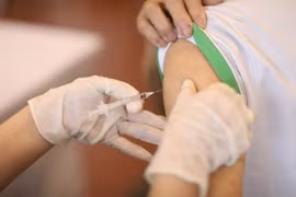Nhân viên y tế tiêm vaccine phòng COVID-19 cho người dân quận Hoàn Kiếm. (Ảnh: Minh Quyết/TTXVN)