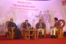 Các đại biểu tham gia giao lưu trong chương trình giao lưu tiếp lửa truyền thống “Người về đem tới những mùa Xuân.” (Ảnh: Chu Hiệu/TTXVN)