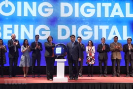 Thực hiện nghi thức kích hoạt chương trình hỗ trợ doanh nghiệp chuyển đổi số. (Ảnh: Danh Lam/TTXVN)