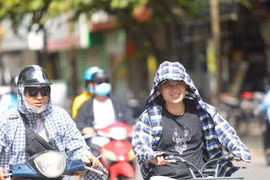 Thời tiết nắng nóng, tia UV ở mức cao, người dân cần trang bị tốt đồ bảo hộ khi ra đường để bảo vệ sức khỏe. (Ảnh: Thanh Tùng/TTXVN)