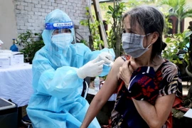 Tiêm vaccine cho người dân trong khu phong tỏa tại khu phố 6, phường Linh Trung, thành phố Thủ Đức. (Ảnh: Thành Chung/TTXVN)