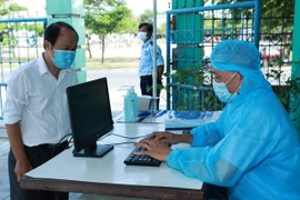 Khai báo y tế phòng, chống dịch bệnh COVID -19 tại Đà Nẵng. (Ảnh: Thống Nhất/TTXVN)