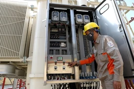 Công nhân Điện lực vận hành trạm biến áp. (Ảnh: Ngọc Hà/TTXVN)