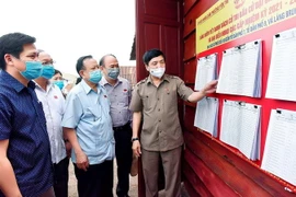 Ông Bùi Văn Cường (ngoài cùng bên phải) kiểm tra công tác bầu cử tại Điểm bầu cử số 5, làng tại làng Bruk Ngol, phường Yên Thế, thành phố Pleiku, tỉnh Gia Lai. (Ảnh: Nguyễn Hoài Nam/TTXVN)