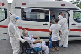 Người tuổi cao có bệnh nền sau khi khỏi COVID-19 được xe đưa về tận nhà sáng ngày 3/9/2021. (Ảnh: TTXVN phát)