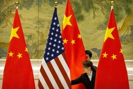 Quốc kỳ Trung Quốc và quốc kỳ Mỹ trước một phiên thảo luận về thỏa thuận thương mại Mỹ-Trung. (Ảnh: AFP/TTXVN)