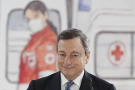 Thủ tướng Italy Mario Draghi thăm một trung tâm tiêm chủng vaccine gần Rome, Italy. (Ảnh: AFP/TTXVN)