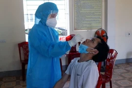 Lực lượng y tế lấy mẫu xét nghiệm. (Ảnh: Công Tường/TTXVN)