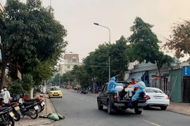 Ngành Y tế tỉnh Bình Dương triển khai công tác phòng chống dịch CoVID-19 trên địa bàn huyện Phú Giáo và khu vực liên quan. (Ảnh: Chí Tưởng/TTXVN)