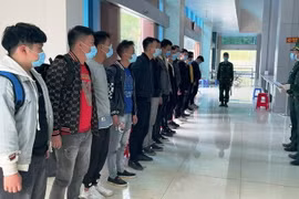 Các công dân Trung Quốc nhập cảnh trái phép bị tạm giữ tại Đồn biên phòng cửa khẩu Trà Lĩnh, huyện Trùng Khánh, tỉnh Cao Bằng. (Ảnh: TTXVN phát) 
