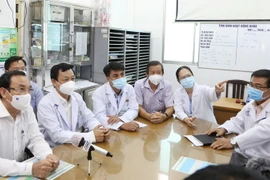 Bác sỹ Bệnh viện Chợ Rẫy báo cáo tình hình của BN8944. (Ảnh: Đinh Hằng/TTXVN)