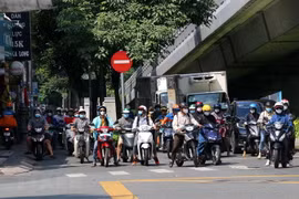 Đông đúc người xe tại giao lộ đường Nguyễn Tri Phương - đường 3/2, Quận 10, TP Hồ Chí Minh, ngày 29/9. (Ảnh: Thanh Vũ/TTXVN)