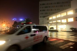 Các trường hợp có tiếp xúc và liên quan đến bệnh nhân nghi lây nhiễm đã được di chuyển đến khu vực cách ly. (Ảnh: An Đăng/TTXVN)