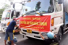 Các xe chở hàng hóa thiết yếu tập hợp chuẩn bị xuất phát về Thành phố Hồ Chí Minh. (Ảnh: Trung Hiếu/TTXVN)