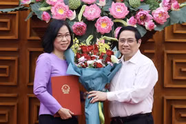 Sáng 14/9, tại Trụ sở Chính phủ, Thủ tướng Phạm Minh Chính trao Quyết định số 1469/QĐ-TTg ngày 10/9 của Thủ tướng về việc bổ nhiệm bà Vũ Việt Trang giữ chức Tổng Giám đốc TTXVN (Ảnh: Dương Giang/TTXVN)