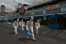 Phun thuốc khử trùng nhằm ngăn chặn sự lây lan của COVID-19 tại Phnom Penh, Campuchia. (Ảnh: AFP/TTXVN)