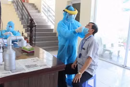Cán bộ, viên chức các cơ quan trong tỉnh Hậu Giang thực hiện xét nghiệm trong lần xét nghiệm diện rộng đợt 3. (Ảnh: Hồng Thái/TTXVN)