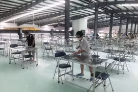 Khu vực ăn uống phục vụ công nhân lưu trú tại Công ty Daikan Việt Nam. (Ảnh: Công Phong/TTXVN)