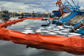 Đến khoảng 4 giờ sáng 3/8, lực lượng chức năng đã thực hiện xong việc khoanh vùng để xử lý dầu bị tràn. (Ảnh: TTXVN phát)