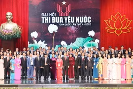 Chủ tịch Quốc hội Nguyễn Thị Kim Ngân, Phó Chủ tịch nước Đặng Thị Ngọc Thịnh, Phó Chủ tịch thứ nhất Hội đồng Thi đua-Khen thưởng Trung ương với các đại biểu trong ngày đầu tiên của Đại hội Thi đua yêu nước toàn quốc lần thứ X, diễn ra tháng 12/2020. (Ảnh: