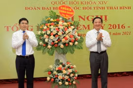 Phó Chủ tịch Quốc hội Nguyễn Khắc Định tặng hoa chúc mừng Đoàn đại biểu Quốc hội tỉnh Thái Bình khóa XIV tỉnh nhiệm kỳ 2016-2021. (Ảnh: Thế Duyệt/TTXVN)