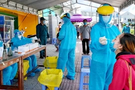 Lấy mẫu xét nghiệm trọng điểm cho người dân phường Hưng Lợi, quận Ninh Kiều. (Ảnh: Thu Hiền/TTXVN)