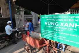 Kiểm soát chặt người ra, vào tại khu dân cư số 9-10, tổ 13, phường Mai Động, quận Hoàng Mai. (Ảnh: Thanh Tùng/TTXVN)