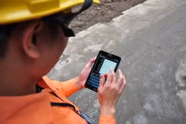Dịch vụ công trực tuyến ngành điện mang lại thuận lợi cho khách hàng. (Nguồn: evnhanoi.vn)