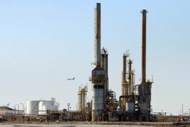 Một cơ sở khai thác dầu tại thị trấn al-Buraqah, Libya. (Ảnh: AFP/TTXVN)