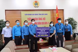 Liên đoàn Lao động tỉnh Bắc Ninh tiếp nhận ủng hộ cho công nhân, người lao động từ Tổng Liên đoàn Lao động Việt Nam và VTV3, Đài Truyền hình Việt Nam. (Ảnh: Thanh Thương/TTXVN)