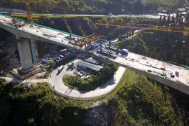 Cầu Móng Sến là cây cầu cạn có trụ cầu cao nhất Việt Nam tính đến thời điểm hiện tại. (Ảnh: Quốc Khánh/TTXVN)