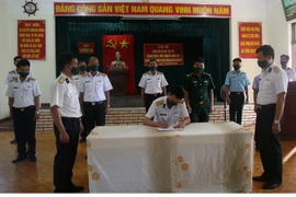 Ký kết giao ước thi đua đặc biệt với chủ đề "Quân đội cùng cả nước chung sức, đồng lòng thi đua phòng, chống và chiến thắng đại dịch COVID-19 tại đảo Trường Sa, huyện đảo Trường Sa. (Ảnh: TTXVN phát)