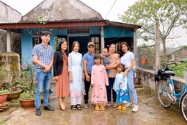 Cả gia đình và đại diện lá lành Vinamilk cùng nhau chụp những bức ảnh kỷ niệm để ghi dấu ngày đặc biệt này. (Nguồn: Vinamilk)