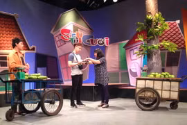 Huỳnh Tấn (giữa) cùng các diễn viên trong một cảnh quay. (Nguồn: htv)