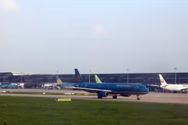 Máy bay của Vietnam Airline đỗ tại sân bay Nội Bài. (Ảnh: Huy Hùng/TTXVN)