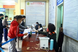 Người dân đến làm thủ tục xuất nhập cảnh. (Ảnh minh họa: Tá Chuyên/TTXVN)