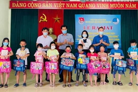 Thành đoàn thành phố Vĩnh Yên trao tặng quà cho các em học sinh có hoàn cảnh khó khăn. (Ảnh: TTXVN phát)