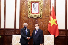 Chủ tịch nước Nguyễn Xuân Phúc tiếp ông Kamal Malhotra, Điều phối viên thường trú Liên hợp quốc tại Việt Nam, đến chào từ biệt trước khi kết thúc nhiệm kỳ công tác. (Ảnh: Thống Nhất/TTXVN)