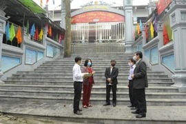 Đoàn kiểm tra liên ngành của thành phố kiểm tra khu vực cáp treo đưa du khách tham quan Chùa Hương. (Ảnh Mạnh Khánh/TTXVN)