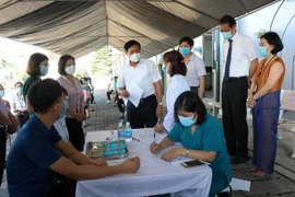 Thứ trưởng Bộ Y tế Đỗ Xuân Tuyên và đoàn công tác kiểm tra quy trình tiêm phòng COVID-19 tại Bắc Ninh. (Ảnh: Thái Hùng/TTXVN)