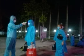 Thái Bình đón học sinh từ vùng dịch Thành phố Hồ Chí Minh trở về an toàn, được kiểm tra thân nhiệt trước khi vào Khu cách ly tập trung Đại học Thái Bình. (Ảnh: TTXVN phát)