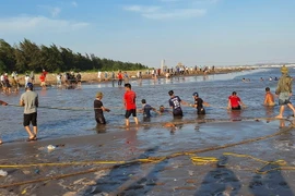 Lực lượng chức năng đang khuẩn trương tìm kiếm 3 nữ học sinh bị mất tích tại tuyến đê biển quốc gia thuộc địa bàn giáp ranh giữa xã Giao Long và xã Bạch Long, huyện Giao Thủy, tỉnh Nam Định. (Ảnh: Công Luật/TTXVN)