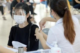 Hà Nội đang triển khai chiến dịch tiêm chủng diện rộng cho tất cả người dân trong độ tuổi cần tiêm chủng, từ 18-65 tuổi. (Ảnh: Tuấn Anh/TTXVN)