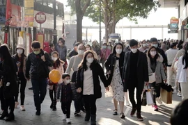 Người dân đeo khẩu trang phòng dịch COVID-19 tại Hong Kong, Trung Quốc ngày 1/1/2021. (Ảnh: THX/TTXVN)