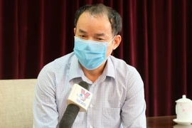 Ông Mai Thế Trị, Phó Chủ tịch UBND Thị xã Bỉm Sơn, tỉnh Thanh Hóa, trao đổi với phóng viên TTXVN về công tác phòng, chống dịch của địa phương thời gian tới. (Ảnh: Khiếu Tư/TXVN)