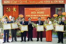 Trao tặng Danh hiệu “Thầy thuốc Ưu tú” do Chủ tịch nước phong tặng cho 6 thầy thuốc có nhiều cống hiến cho sự nghiệp chăm sóc sức khỏe nhân dân trên địa bàn tỉnh. (Ảnh: Xuân Tư/TTXVN)