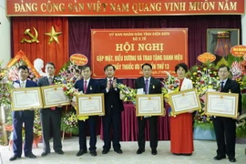 Trao tặng Danh hiệu “Thầy thuốc Ưu tú” do Chủ tịch nước phong tặng cho 6 thầy thuốc có nhiều cống hiến cho sự nghiệp chăm sóc sức khỏe nhân dân trên địa bàn tỉnh. (Ảnh: Xuân Tư/TTXVN)