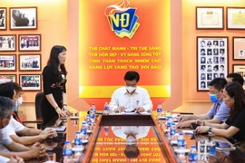 Thứ trưởng Bộ GD&ĐT Nguyễn Hữu Độ làm việc với Ban Chỉ đạo thi tốt nghiệp THPT quận Hoàn Kiếm, Hà Nội. (Ảnh: Thành Đạt/TTXVN)